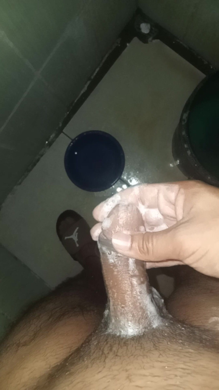 Cute boy jerks off: Pria langsing lagi asik masturbasi di kamar mandi ibu mertuanya...