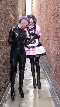 런던 스트리트를 통과하는 Sissy