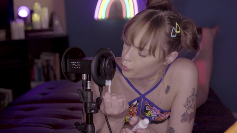 Rebecca Vanguard: Ekstremalne zbliżenie seksowna nastolatka zjada przekąski