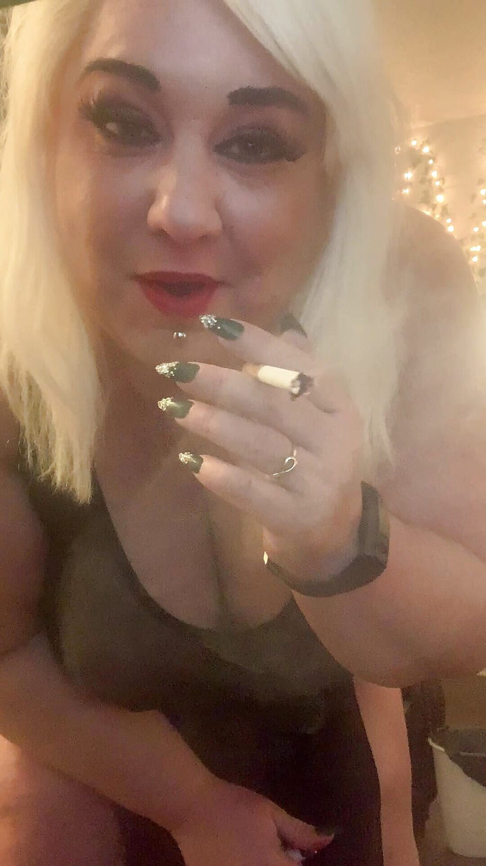 BlancaGirlBBW: セクシーなBBW自慰行為と喫煙ニューポート