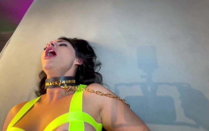Nurseblack: Zwarte verpleegster zuigt en vernedert Tame cuckold-vrouw