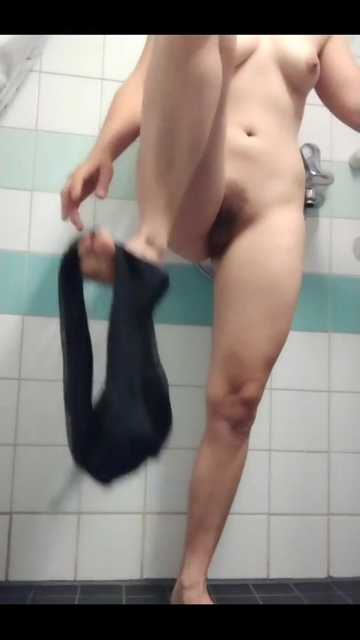 Asian slave & white superchub Master: Eve prend un gros pipi :) regardez-la tirer un joli jet...