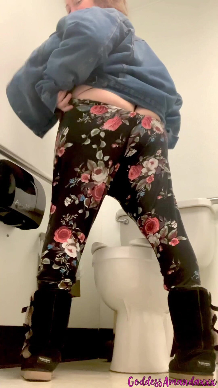 Goddess Amanda: トイレでのBBWの大きなお尻