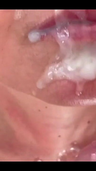 Saya memberikannya blowjob apabila dia melihat video lucah saya dan memancut mani di muka saya dan dalam mulut  
