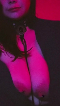 Sexy MILF Speelt Met Doorboorde Borsten