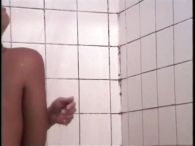 Asian Club: Nadržená asijská holka saje obrovského ptáka před tvrdým šukáním zezadu