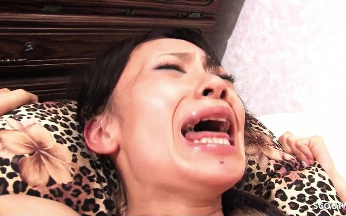 Asian porn collection: Nevlastní syn šuká sexy asijskou milfku Shuri a dává jí výstřik
