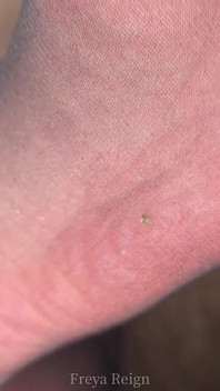 Pov adorazione del piede silenzioso sotto la scrivania al lavoro: piedi grandi dentro e fuori dalle calze di nylon nero