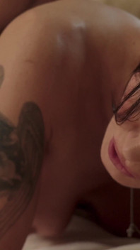 Madrastra caliente Shay Sights quiere una gran carga de bronceado y semen de hijastro en su cuerpo y coño