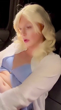 สาวข้ามเพศน่ารักขอโหย่งริมทางโชว์หีให้พ่อเลี้ยงน้ำตาล