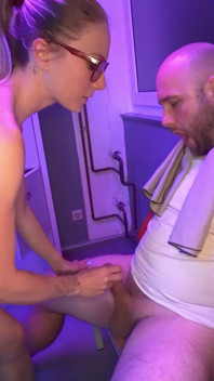 La ninfomane tedesca magra con gli occhiali ragazza vivi vallentine seduce straniero a scopare in palestra