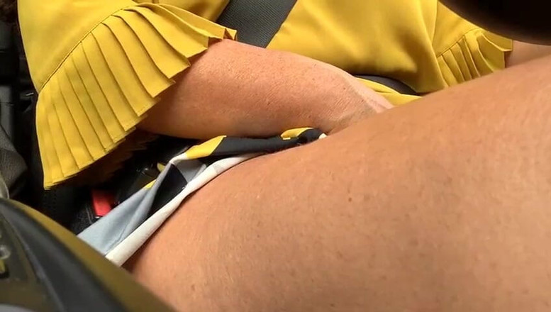 Step Mommy: Rijpe vrouw wrijft over haar poesje en masturbeert in de...