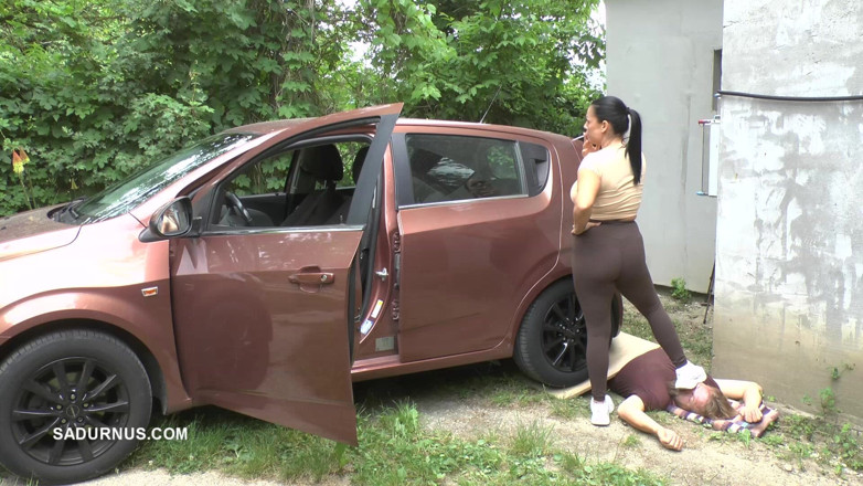 Sadurnus: Mestra Jenna está no escravo com um carro enquanto fuma...