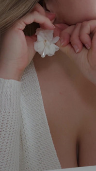 남편 없이 즐기는 우아한 마누라. 핑거링 오르가즘.