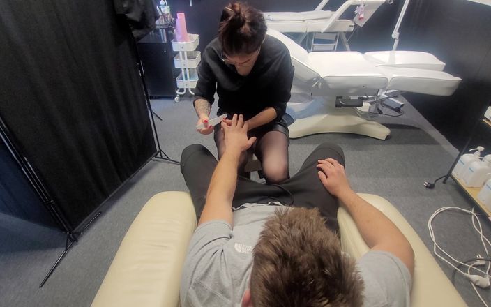 LuTosT: Idę na manicure, dostaję obciąganie, pracująca dziewczyna była taka paskudna,...