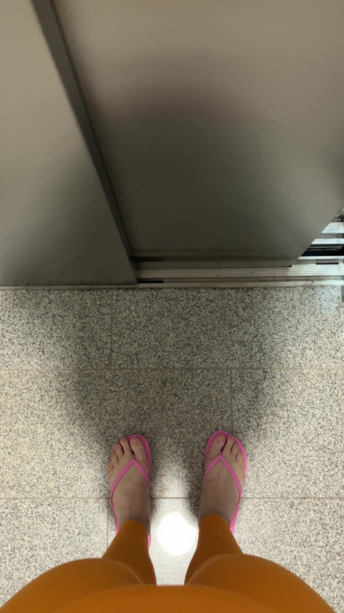Feet: Мені подобається ходити в рожевих шльопанцях