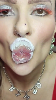 Weißer lippenstift, französische küsse aus perfekter latex-tussi