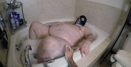 Masked Chaser and Bear: Trevlig POV av Chaser som ger Bear ett bad