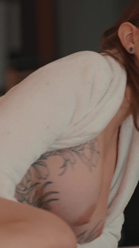 S4e4: Esposa planeja sexo a três depois que o marido ai traindo - ela perdoará ou foderá mais?