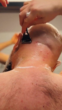 Careca recém-barbear e adoração