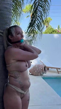 Žert u bazénu se pokazil. Rachel Lei svlečená, svázaná stromem, ballgagged a nemilosrdně zlechbená Latinoameričankou a Lolou Lu HD