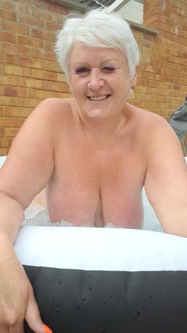 Uk Joolz: Stoute naakte hot tub