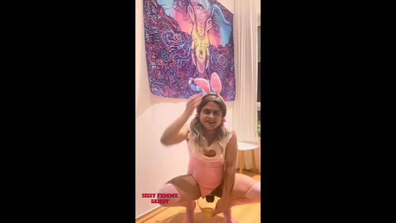 Femme Sandy: Chastity Sissy: Čůrání v bowlu a polykání (zajíček)