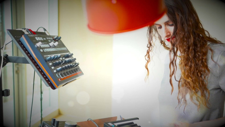 Piper Blush: Bielizna przez łóżko w zwolnionym tempie