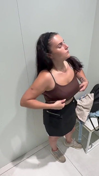 Mujer Madura Probándose Ropa