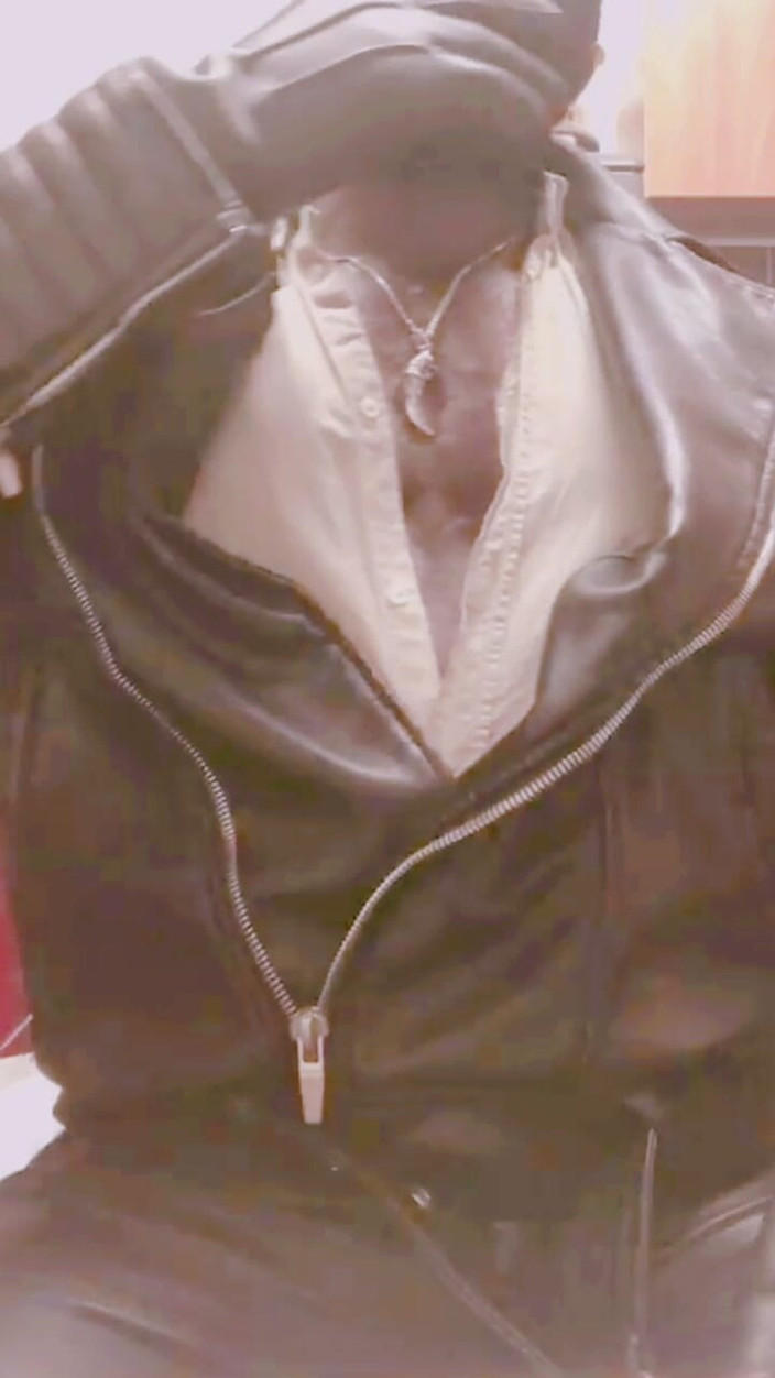 Black smoking muscle stepdad: Sfârcuri îmbrăcate în piele, îmbrăcate, joacă cu burta umflată de fum