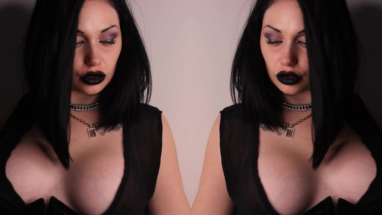 Goddess Misha Goldy: 私の黒い唇があなたの注意を引く!