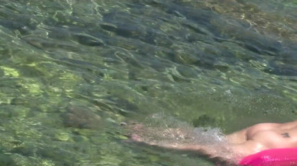 THAGSON CORE: Sidik sırılsıklam sarışın bebek çömeliyor ve gölde sızdırıyor