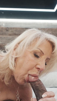 Blonďatá GILF puma Bianca Fitcougar kouření POV bbc kouření