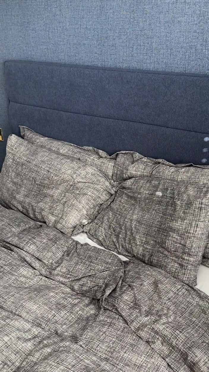 Jak White: Si cewek sange ini lagi asik ngocok kontol sambil work...