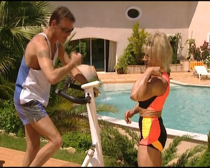 German amateur couples: ドイツ出身の巨乳ジム熟女が野外ショーでダブルファックされた