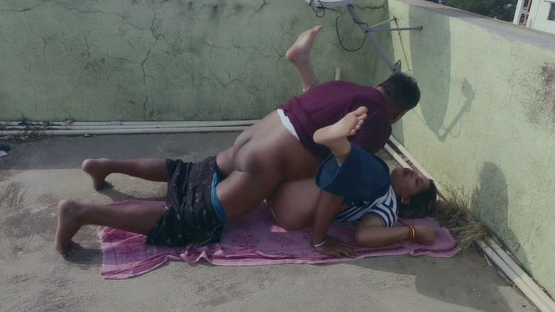 Sona bhabhi: Pertama kali ngentot saudara tiriku di atas, video seks saudara...