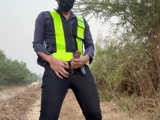 इंजीनियर काम के समय से पहले काम पर आता है