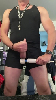 Dilf jockdad87 використовує свій масажист, щоб зняти купу сперми на камеру