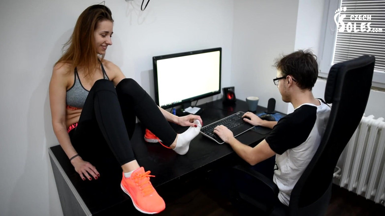 Czech Soles - foot fetish content: Controllata dai suoi piedi puzzolenti
