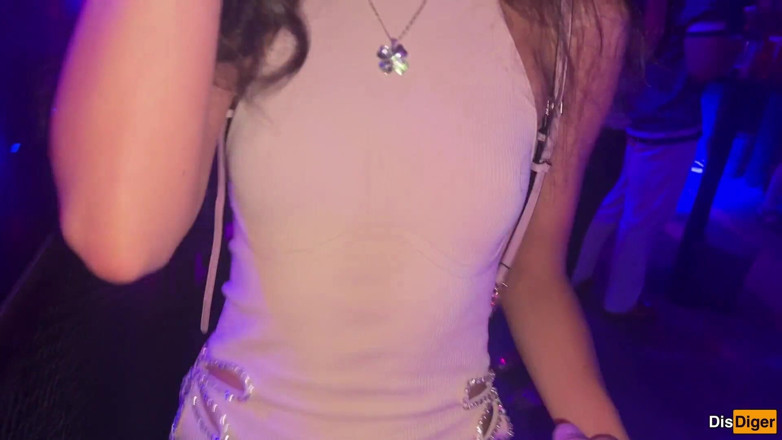 Dis Diger: สาวเงี่ยนยอมเย็ดในห้องน้ําไนท์คลับ