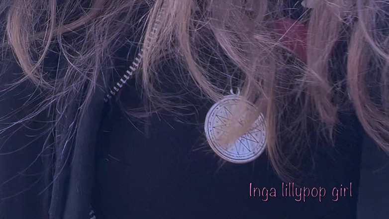 Inga lillypop girl: Genç kız açık havada göğüslerini gösteriyor