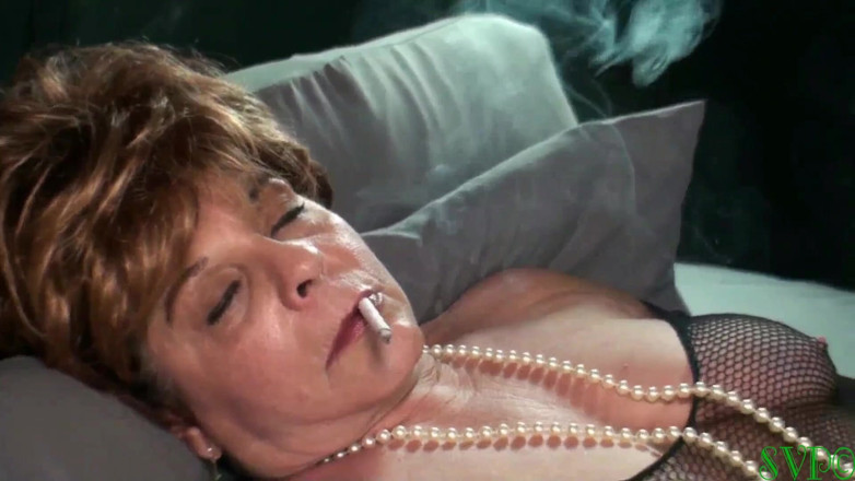 Nasty grannies: Une mamie à la chaîne se masturbe et pose