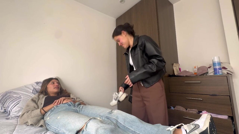 scarlettandc: Saya dan rakan saya menikmati fetishnya mengaibkan saya dengan kaki...