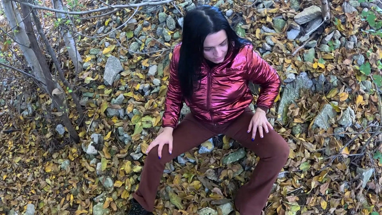 MilfyCalla: Riskabelt utomhus avsugning vid sjön Röd glänsande nedjacka fetisch 316