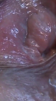 Preggo 黑发女郎 Lady Ves 挤压她的乳头并把她的阴户张开