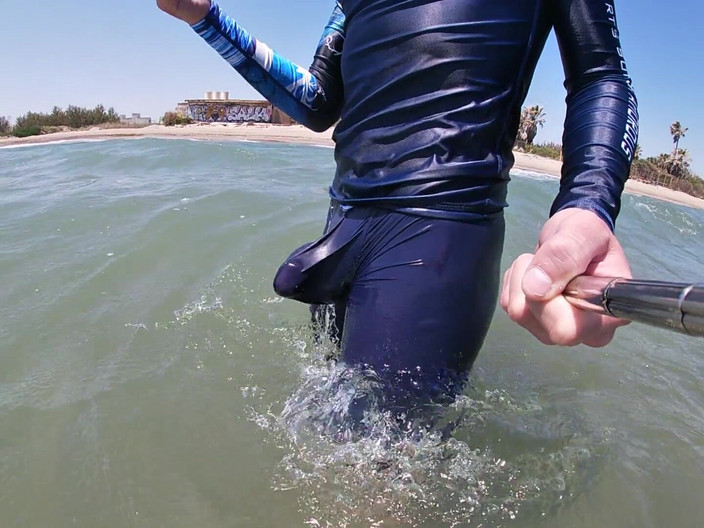 Cool Body: Cowok peselancar di dalam lycra-nya demi kenikmatan orang-orang