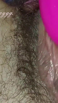 Molhada buceta peluda se masturbando com vibrador close-up amador russo modelo milf ginnagg