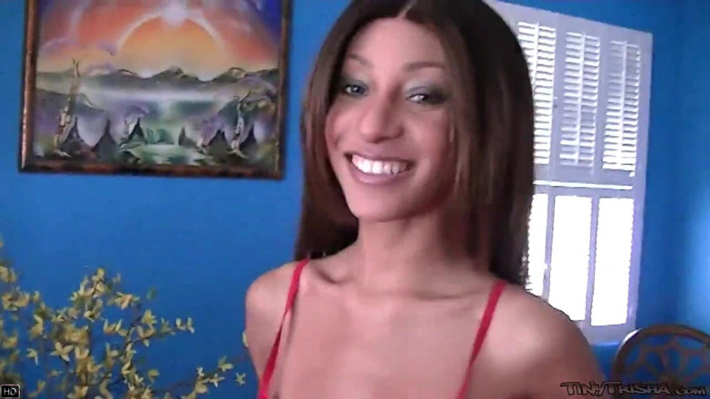 Tiny Trisha: Geile kleine trisha liebt es, ihre kleinen titten zu zeigen