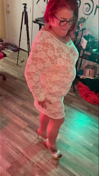 Moglie bollente matura in tacchi zecchi e lingerie che si masturba