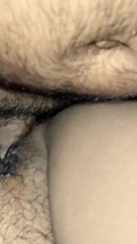 Evli kadın kocasının arkadaşını odada paylaşıyor.seksi hintli evli kadın bölüm 1